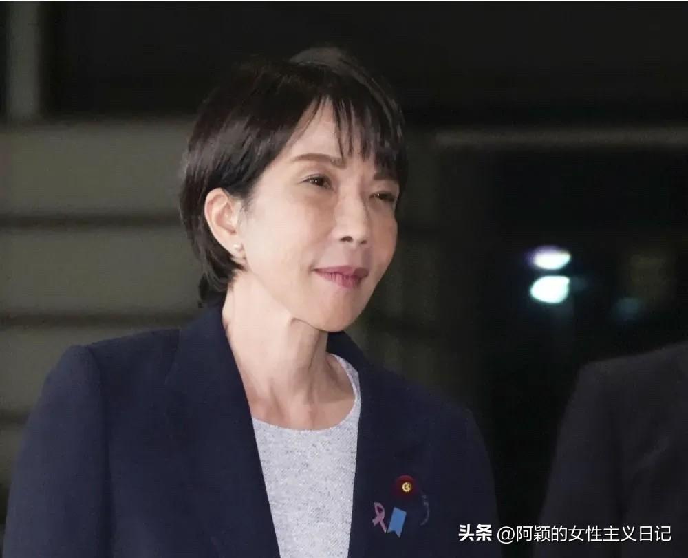 高市早苗作为日本首位女首相，本不该批评她头发长，见识短，但她的所作所为确实比男性