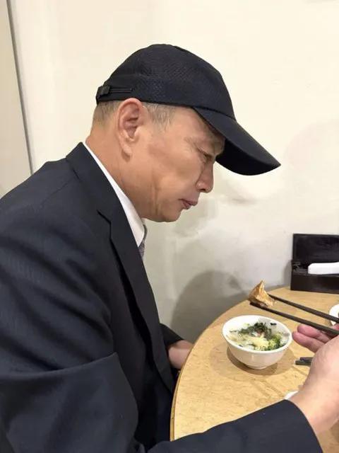 蓝绿表决战15小时，　韩国瑜凌晨才喝上稀饭，引网友一片大赞。
    “立法院”