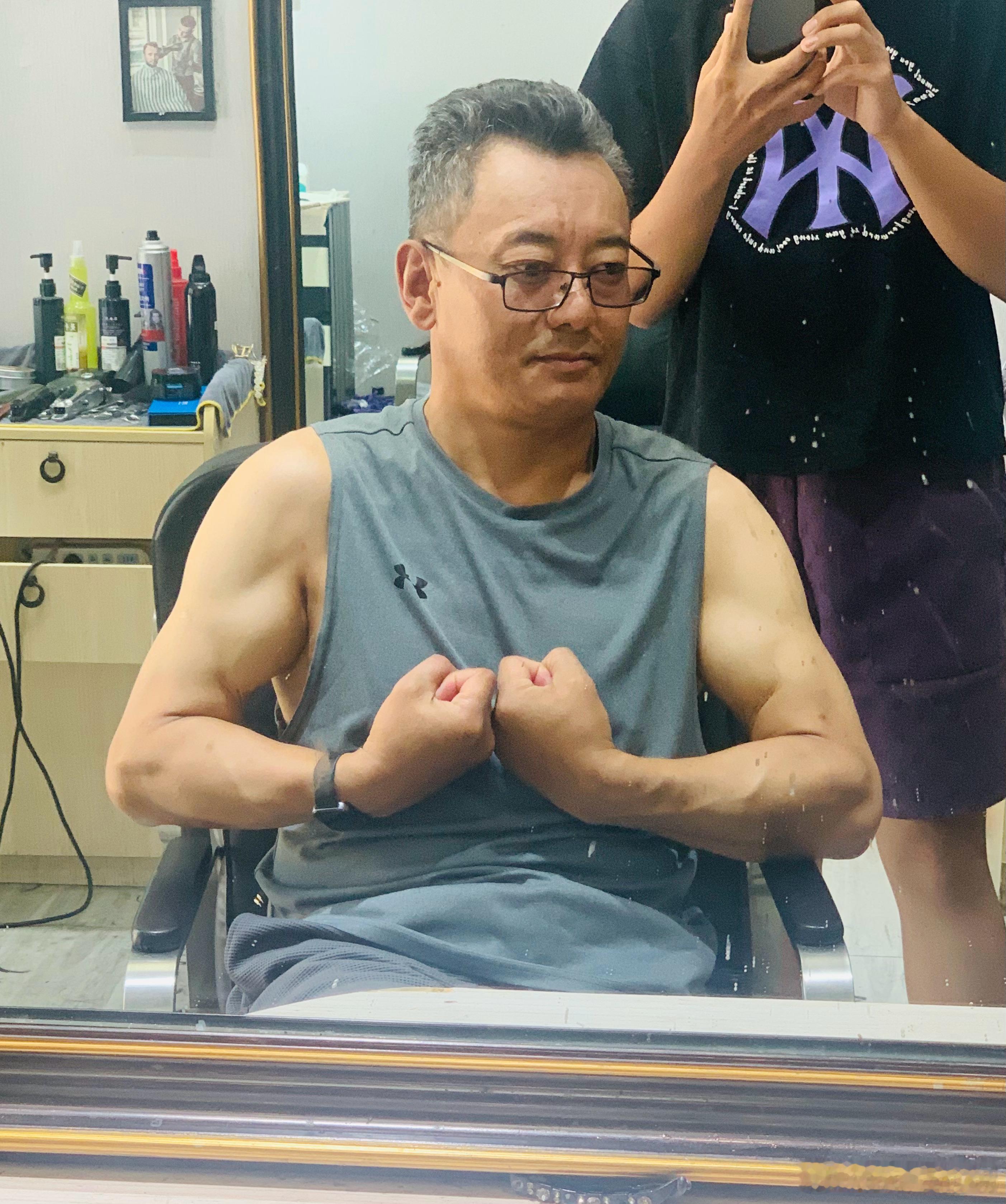 到这年龄肉在掉、牙在掉、头发也在掉，犹如秋风扫落一切，身上的所有青涩已褪去。时至
