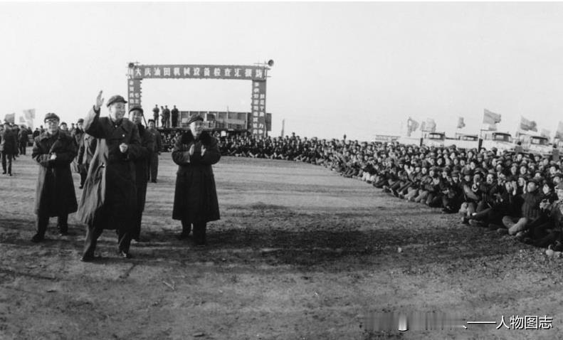 1977年4月19日，华国锋来到大庆油田机械设备检查汇报现场时，受到参加操作表演