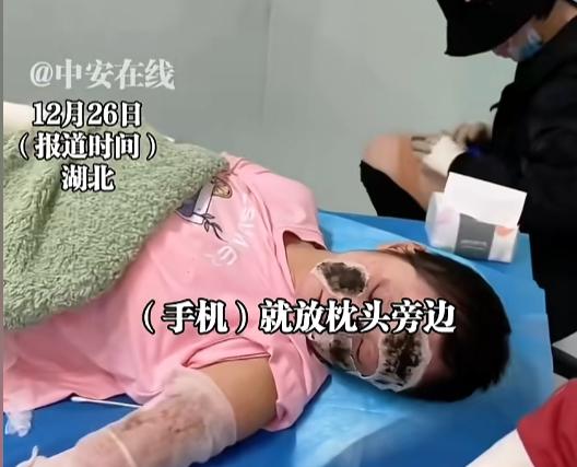 “悲剧还是发生了！”近日 ，湖北，一女子在睡前玩了会手机后，就顺手将手机放在床头
