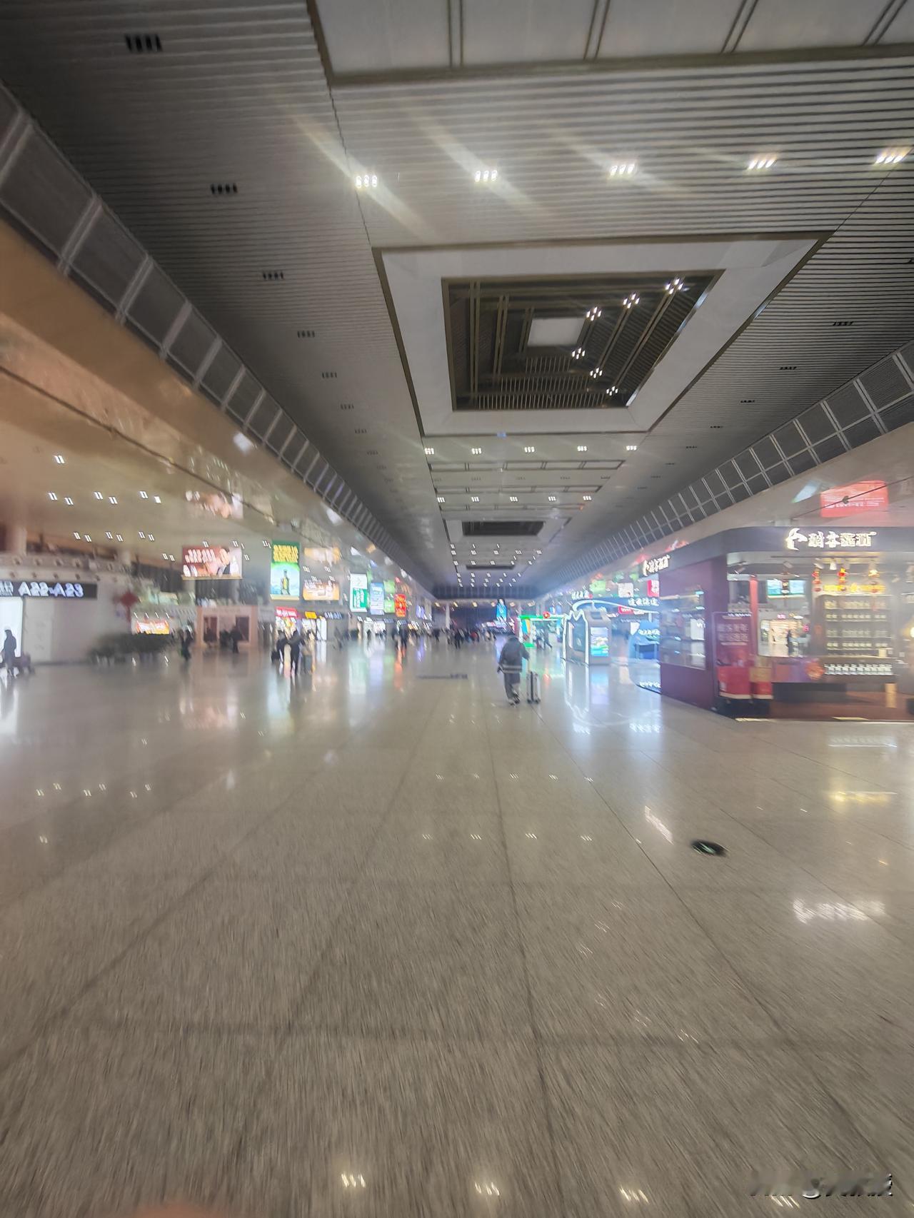 今天晚上的南京南站
大家都回去上班了
白天的票很不好买，基本都售罄