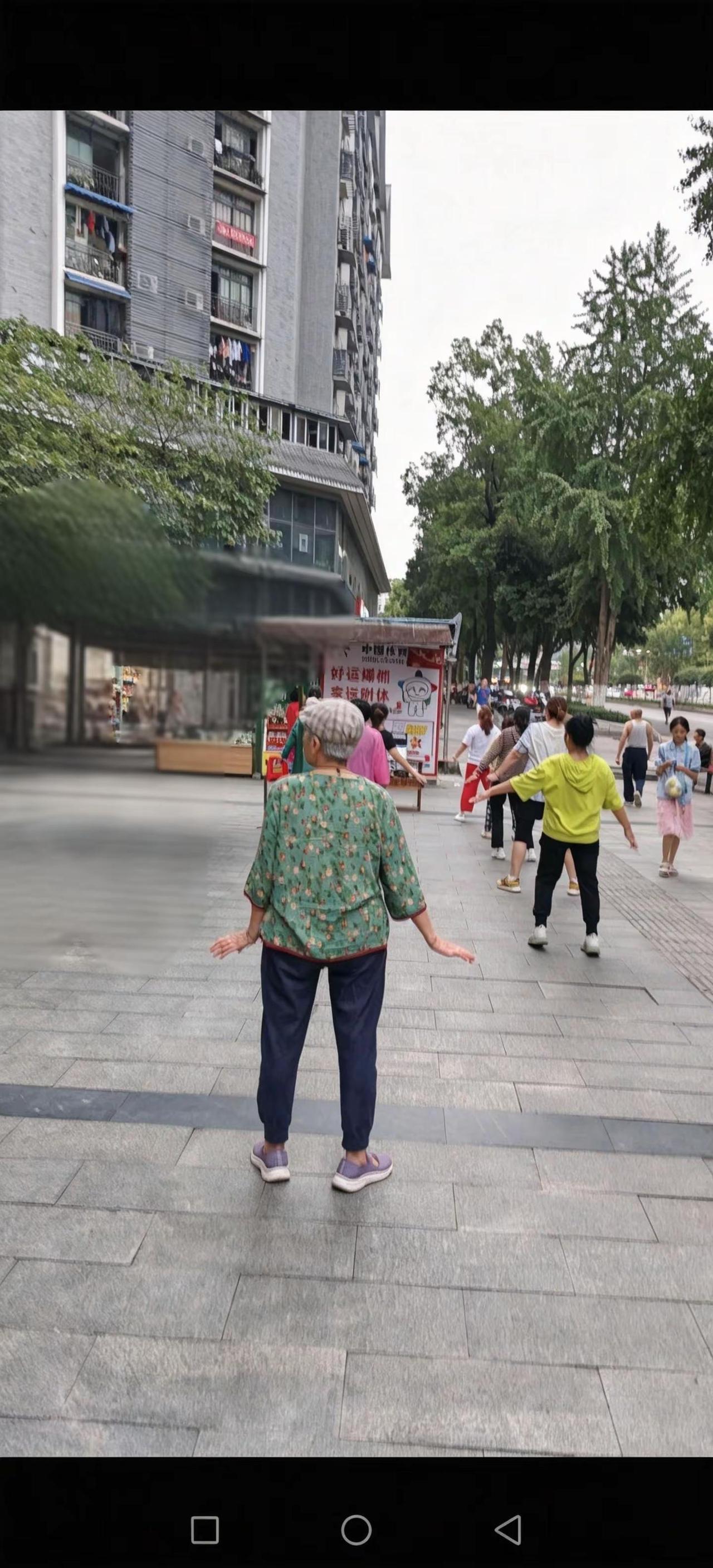 广场舞大妈的时尚感，年轻人真比不了！这背影，一看就是“潮流引领者”。别人跳广场舞