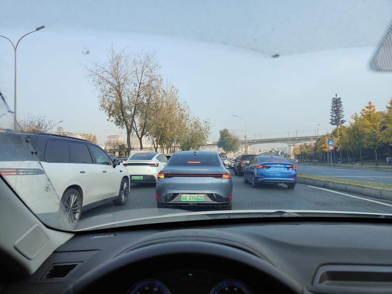 在成都开车，是什么体验。
是心理的博弈和技术的考验。
2公里开开半个小时不说。