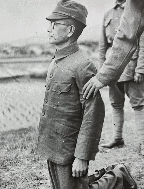 1947年，一个日军中将被执行枪决。但是监刑军官对开枪的行刑人员说：“再打一枪，