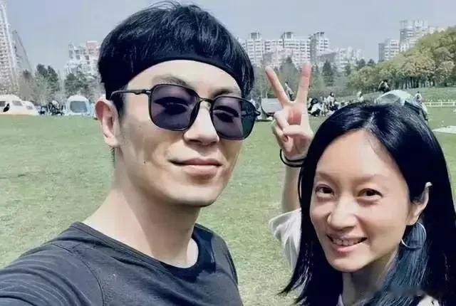 沈佳妮虽然不算什么大美女，但她却是一位气质出众的女演员，她的美丽与优雅令人难以忘