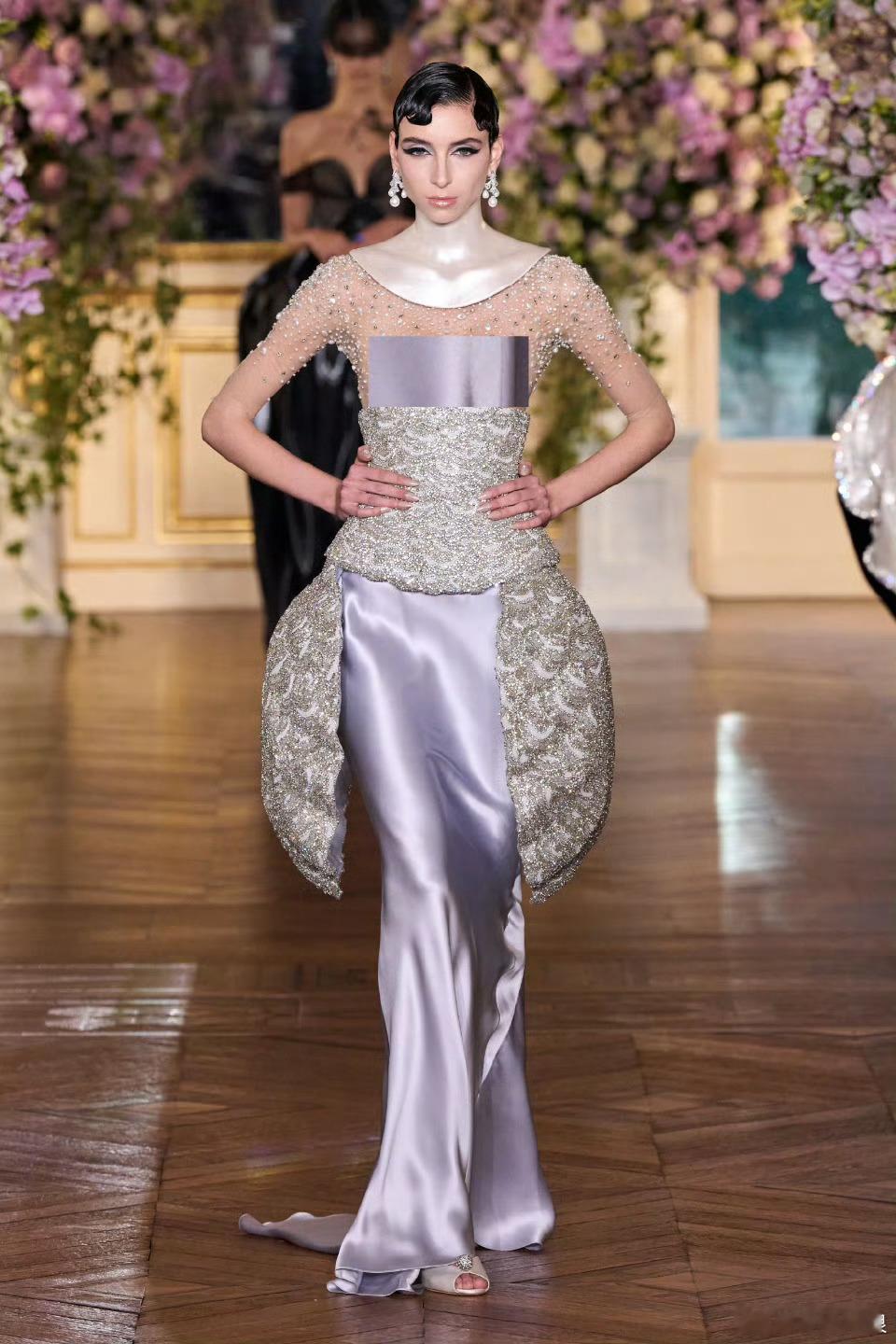 杨幂紫色高定长裙杨幂闪钻紫色高定杨幂紫色高定长裙，好看，[可怜][可怜] ​​​