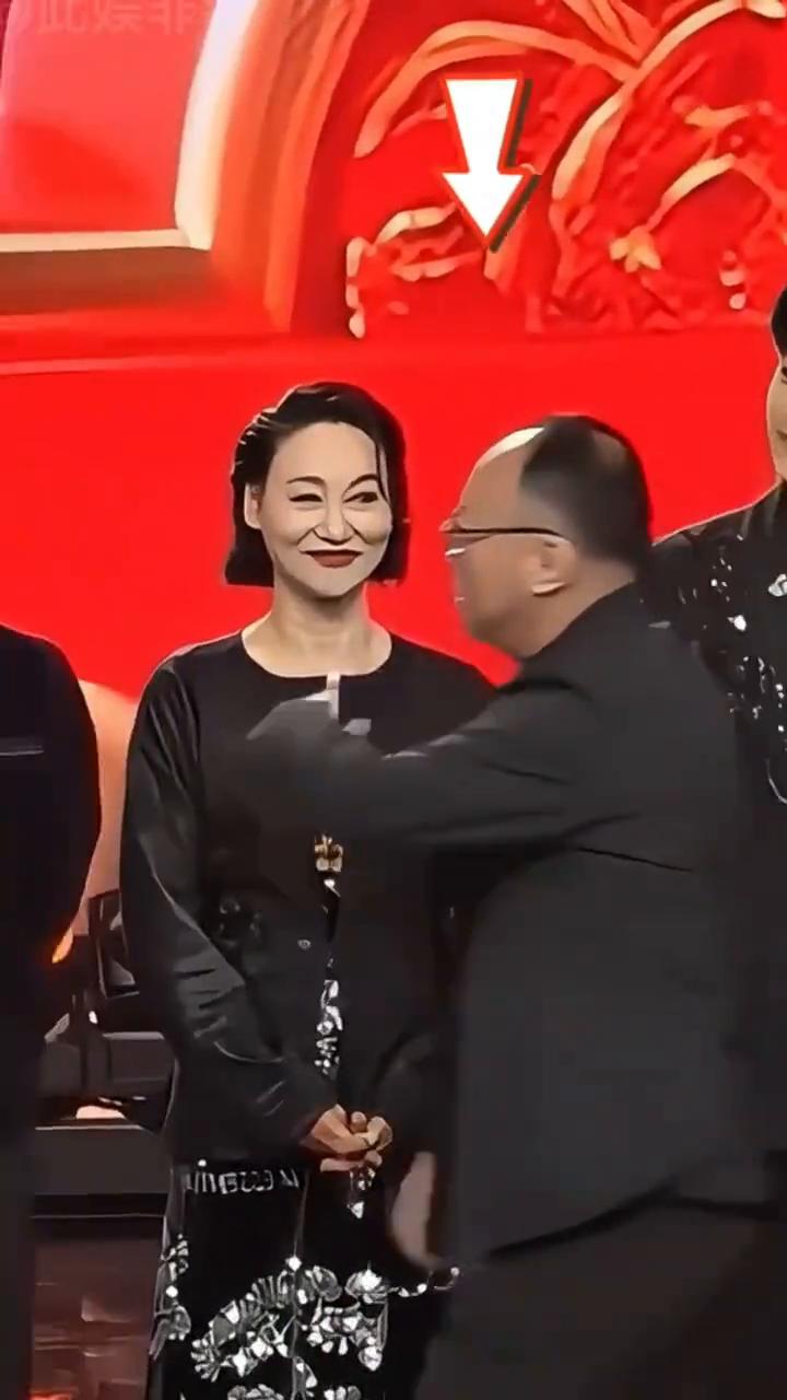 明星咖位：谢霆锋。
当中影董事长进场时直接无视了其他实力派明星大腕，径直的走向了