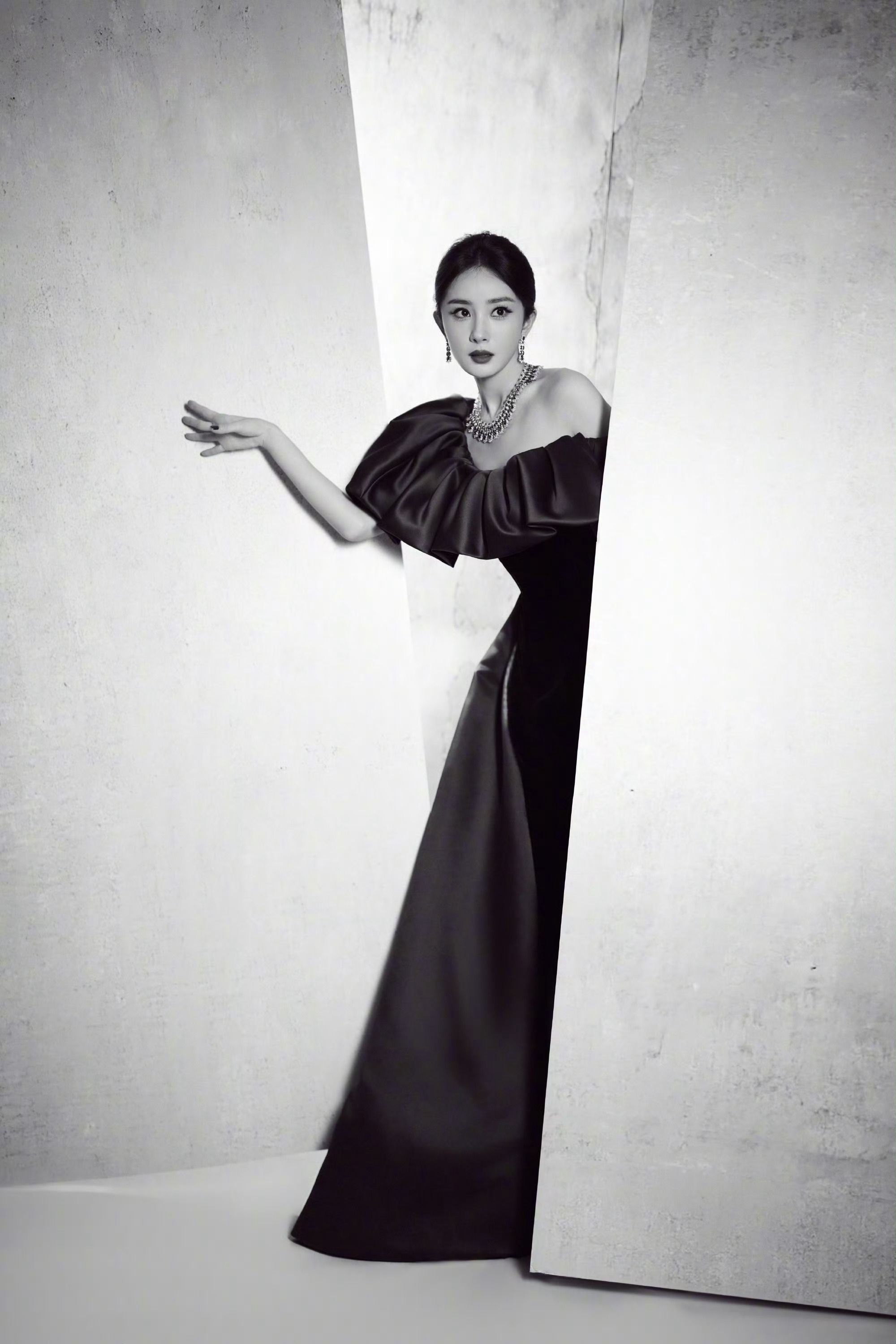 杨幂今天是紫葡萄杨幂微博之夜红毯出图，白帆等会儿见