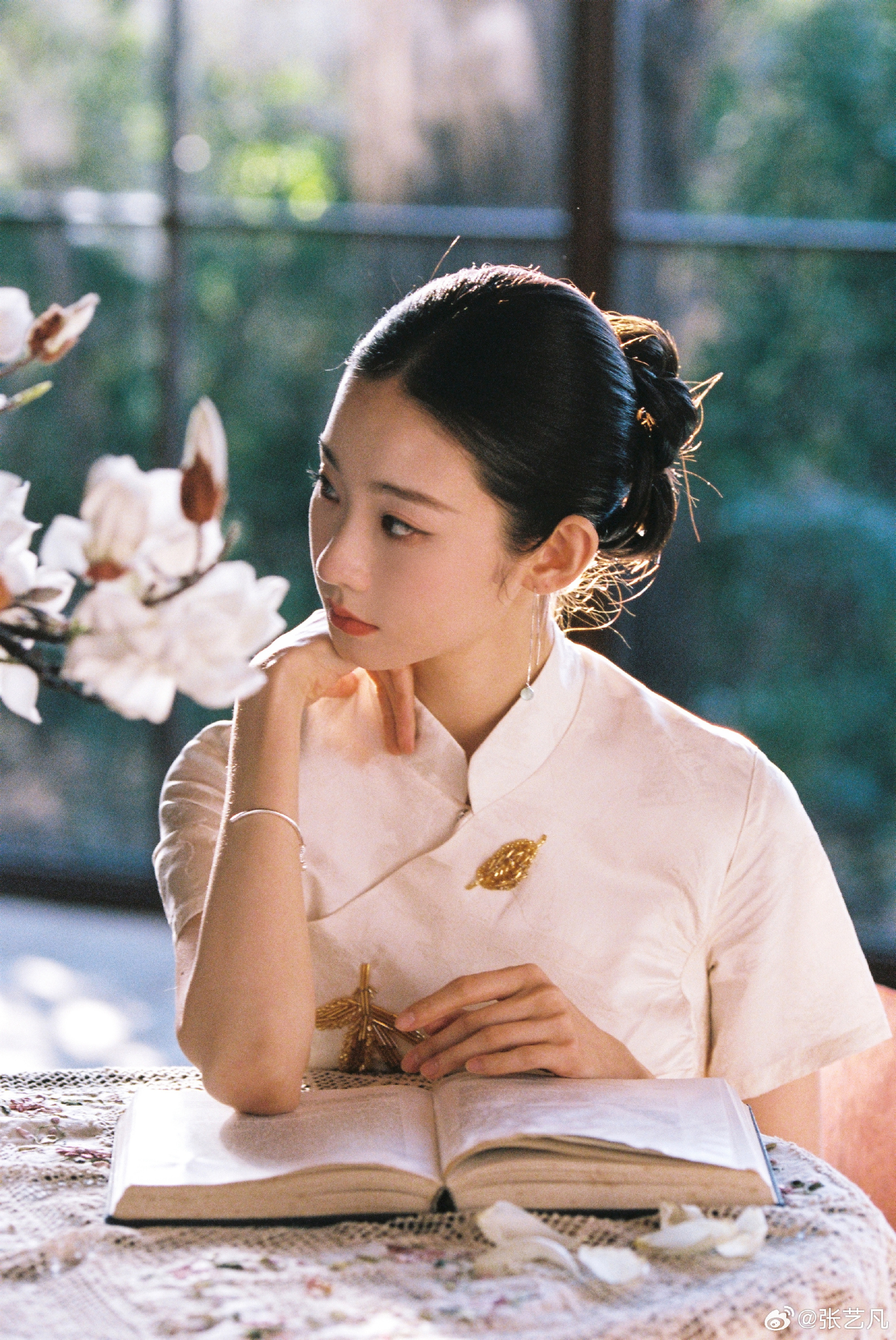 张艺凡玉兰塑美人张艺凡故事感的眼宿命感的脸完全内娱清冷系颜值代表！张艺凡一身旗袍