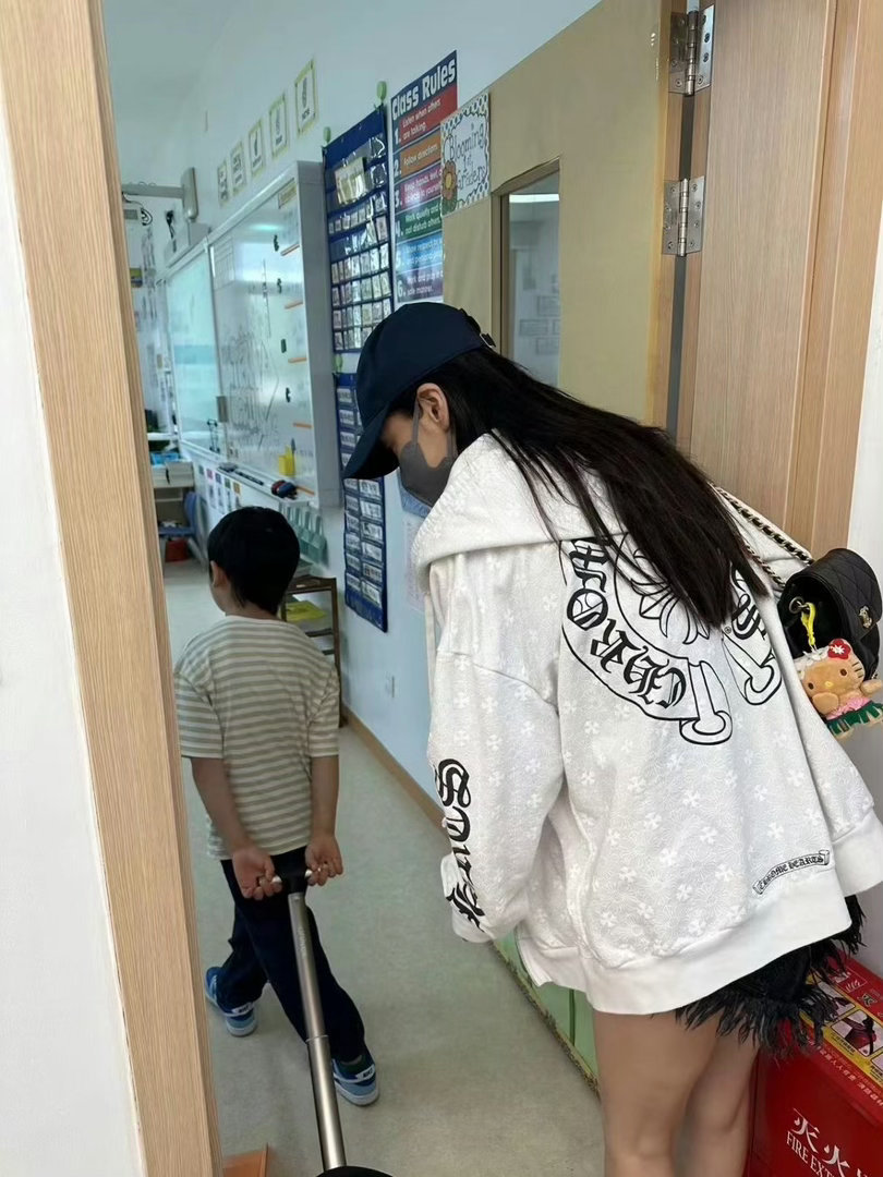 放下工作奔赴学校参加家长会再忙碌也没有缺席孩子的日常亲自接送陪伴从不是说说而已 