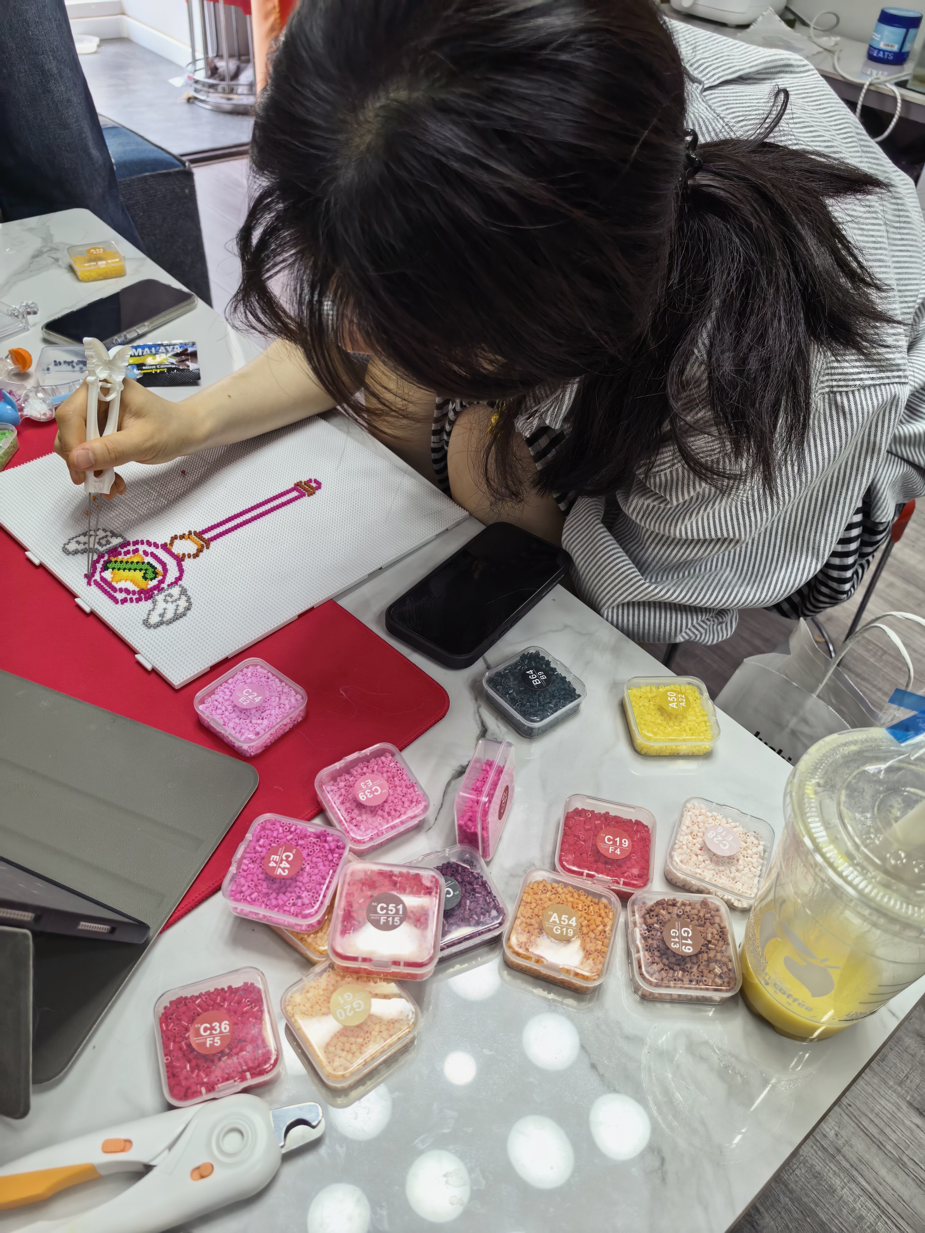 小晴说，她上学那会要有拼豆，她大专毕业都难