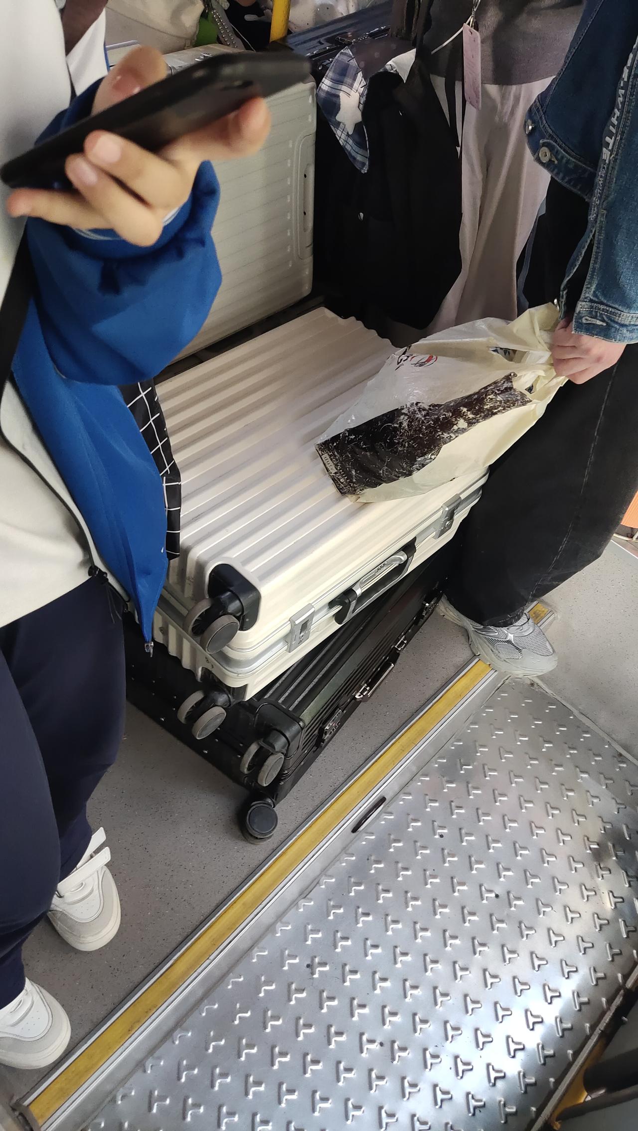 前几天坐公交车看见学生们放假了都会带着大大的行李箱回家，真的很好奇就这几天假怎么