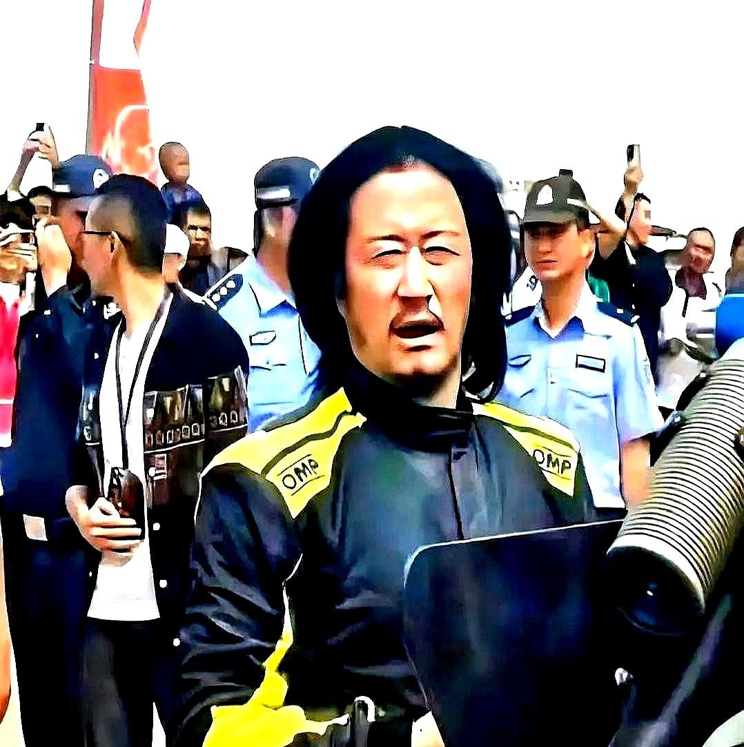 不出意外的话，

就要出意外了，

吴京在环塔拉力赛沙漠赛段快结束时翻了车。
