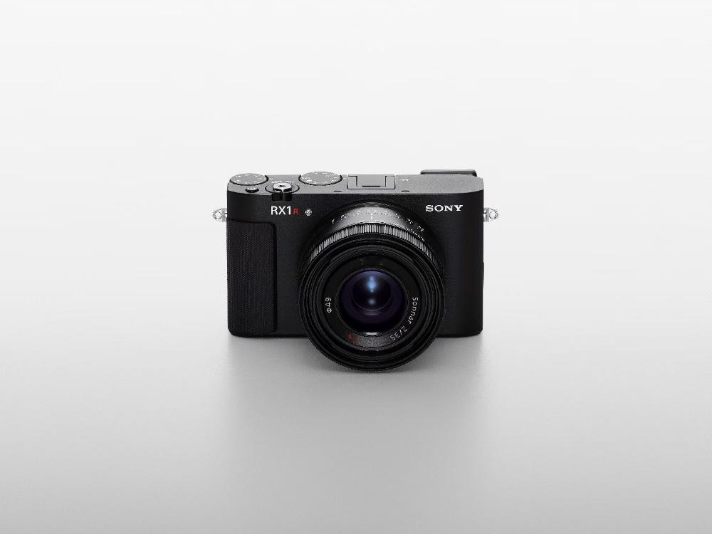 索尼RX1R III，售价33999元。索尼明明可以直接抢，可它还要给你一台相机