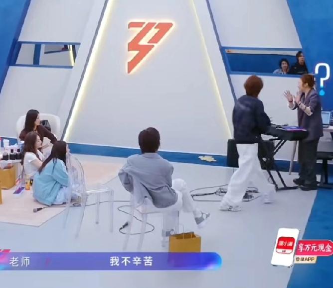 王濛探班李小冉，当着李小冉的面对音乐老师说辛苦了，知道这有个白嗓，很难受，一直对