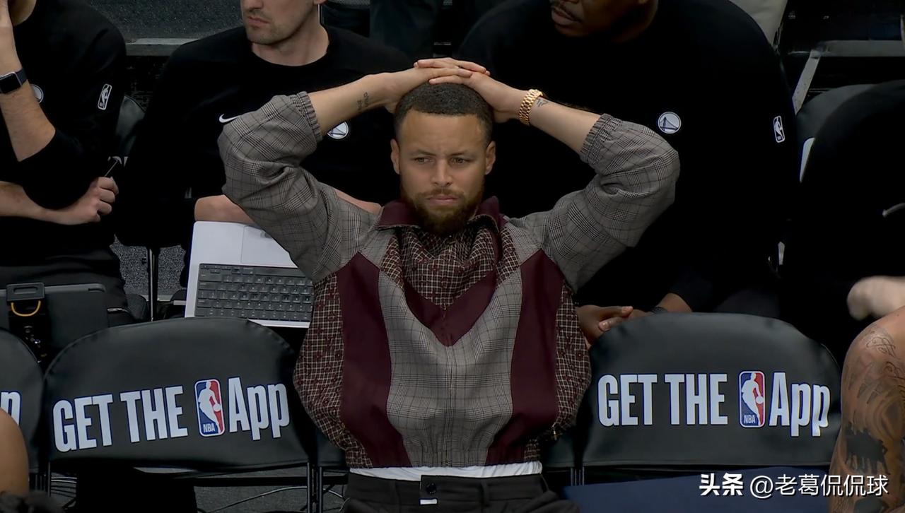 勇士巨星库里真是太为队友穆迪担忧了！在今天勇士客场挑战独行侠的比赛中，当时比赛进