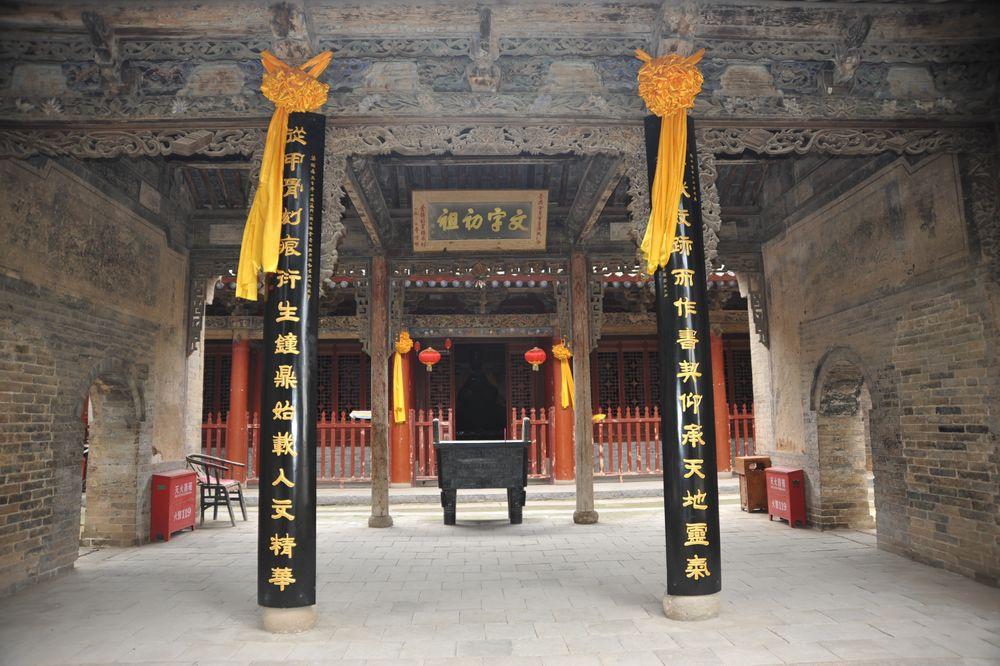 陕西白水你咋不把仓颉庙景区大门修到县城去，叫游客怎么骂你才好？
国庆八天长假，下