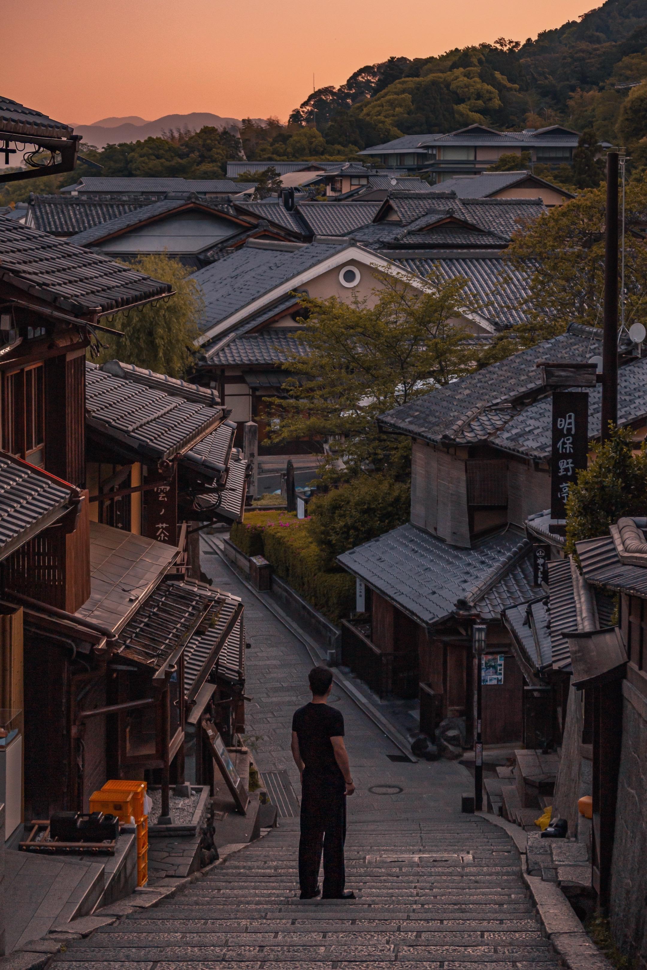 京都 会奖励每个早起的人一摞人生照片⛩️。26岁的某一天 在凌晨5点的三年坂溜达
