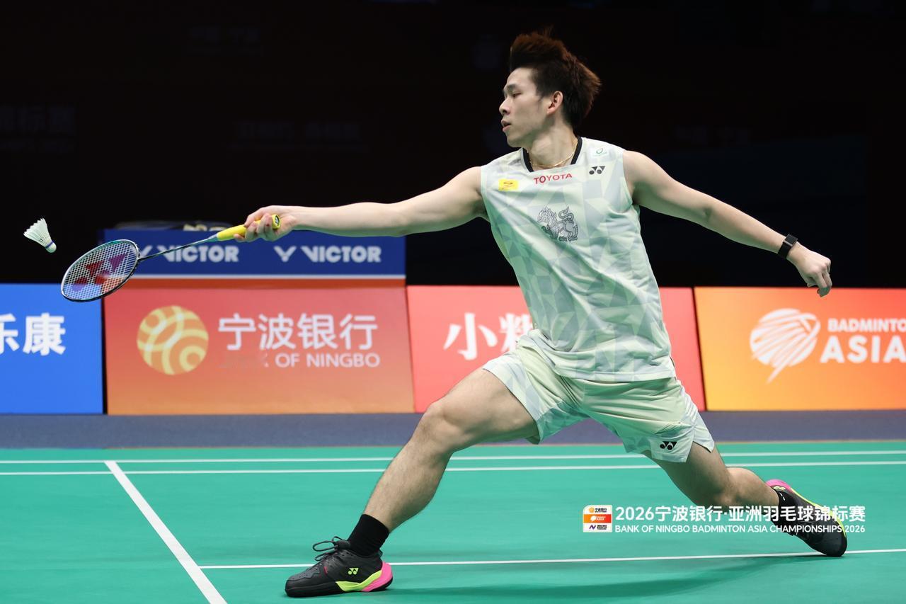 昆拉武特晋级亚锦赛四强
泰国选手昆拉武特2-1（20-22, 21-9, 21-