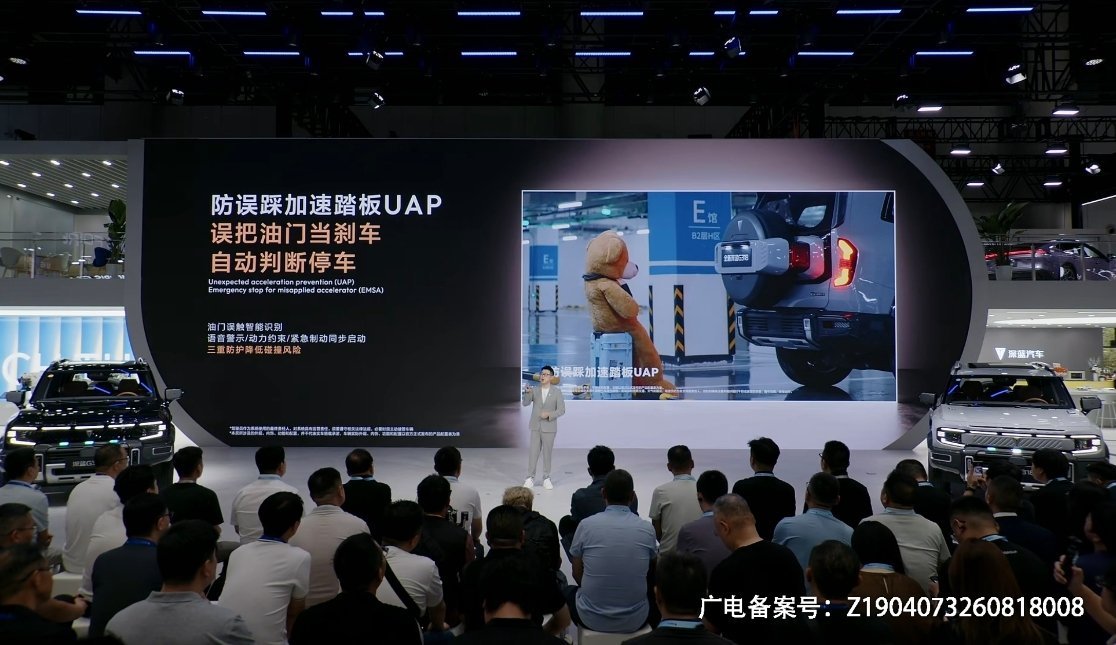 深蓝g318 的智驾能力和安全冗余都做的很出色，搭载的舱内版激光雷达和华为的鸿蒙