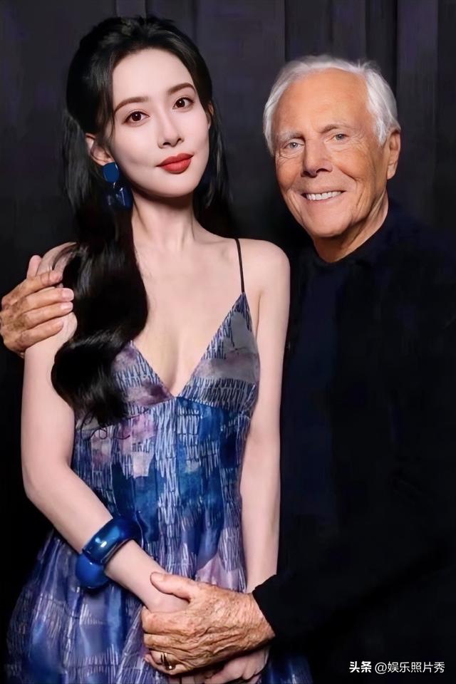 这俩人“不合适”吧，孟子义心里估计也很“别扭”！

实话实说，左边的孟子义，身穿