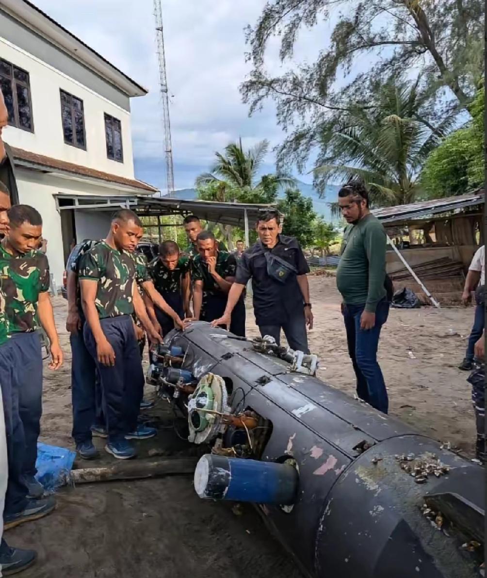 印尼媒体报道称，该国渔民在龙目海峡附近打捞了一个无人水下潜航器，上面印有中船重工