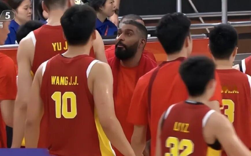 赛后引争议！巴林主帅带头离场，仅一人向男篮致意
 
中国男篮105‑59大胜巴林