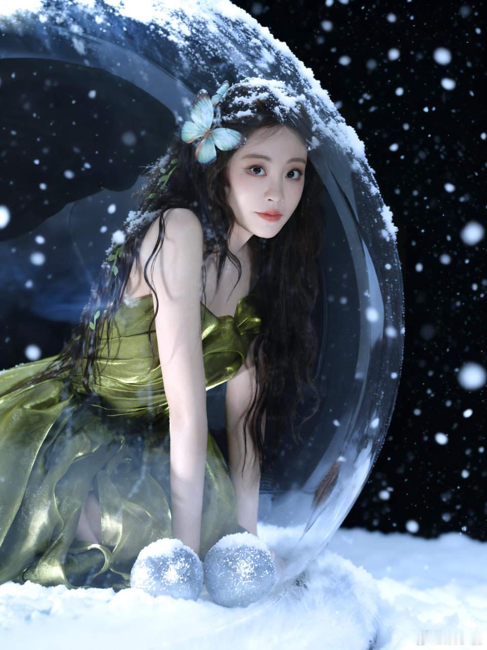 祝绪丹 八音盒里的冰雪精灵谁懂这份极致浪漫❄️！祝绪丹宛如八音盒中苏醒的冰雪精灵