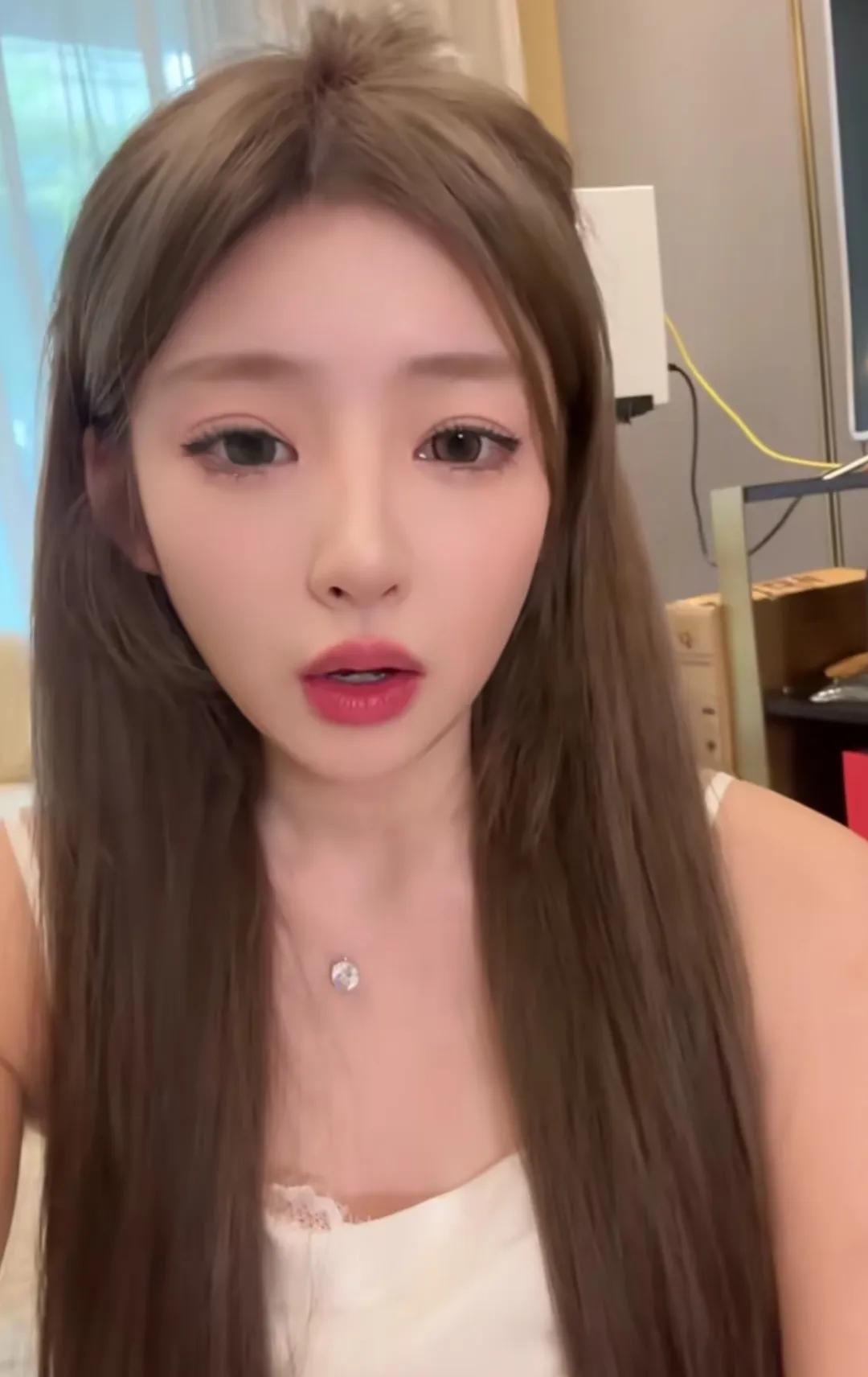 近日有网友爆出猛料，称黄一鸣和王思聪的恋情不过是短暂的露水情缘，两人从认识到分开