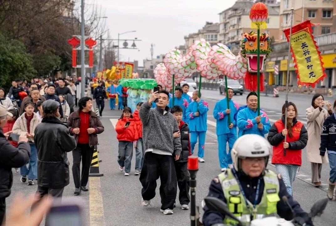 浙江湖州民俗年味里的中国年   万人直冲非遗盛宴！浙江湖州长兴百叶龙灵动起舞、金