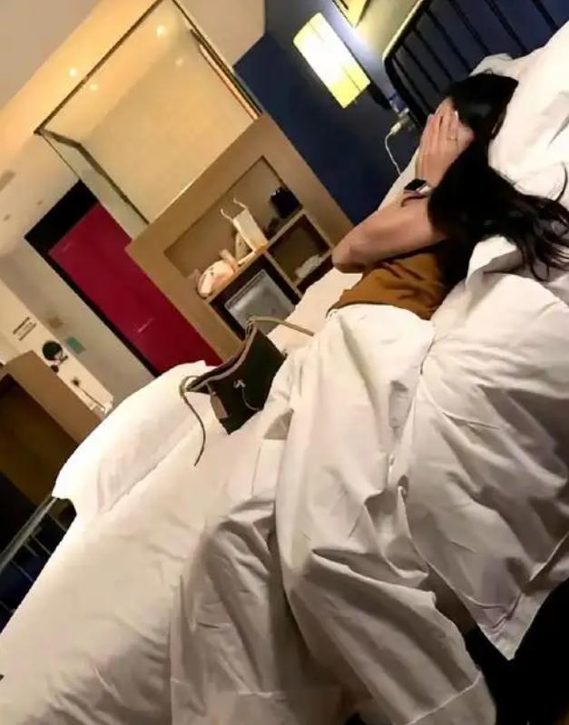 合肥一女子，上午跟男同事开完房，下午便去高铁站接老公！网友直呼：上午的床单还没凉