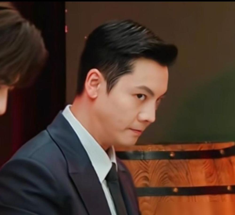 陈伟霆说，见到赵露思正面时，哇，好漂亮。后来拍摄又看到赵露思的背，哇，好漂亮。线