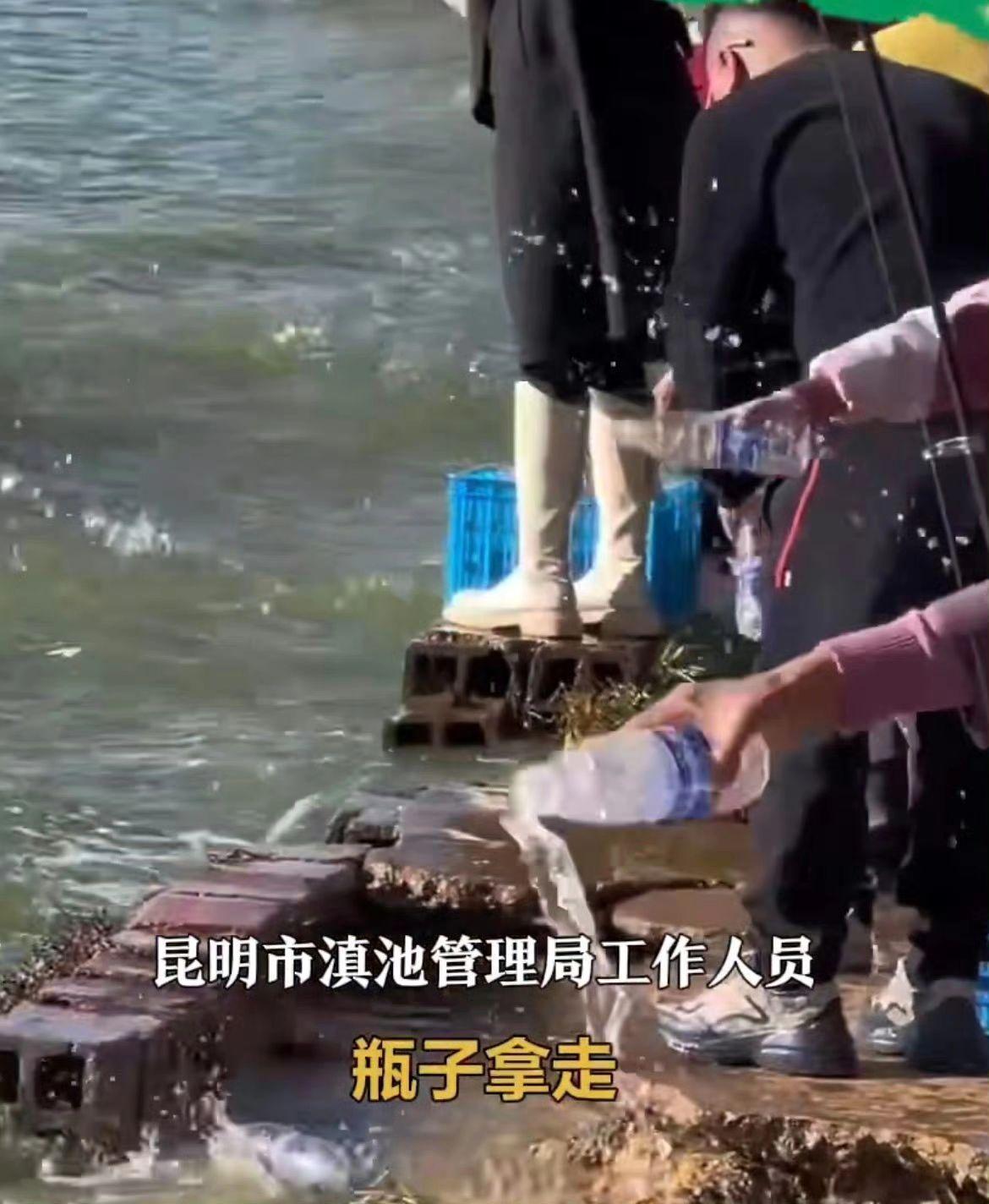 多人往滇池抛洒矿泉水放生 这波操作到底有没有必要
 
滇池边出现一群人往湖里抛洒