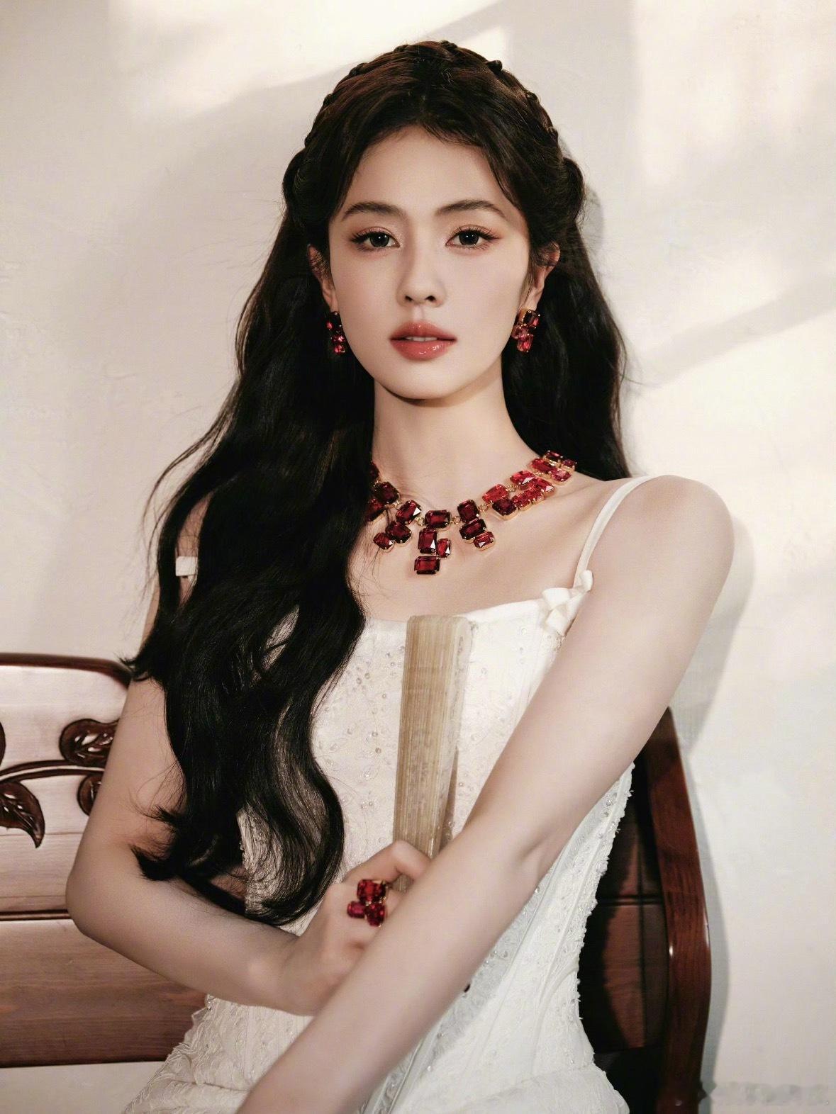 视线全被鹿鹿脖子上的钻石吸引了好大，好红，好多钻石💎白鹿修图师白鹿