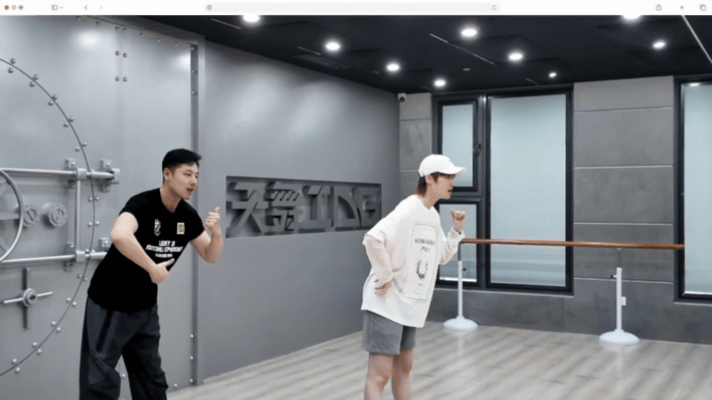 李宇春现场教吴彤跳舞李宇春舞台最严厉的妈咪 现场教吴彤跳舞还示范wink是什么可