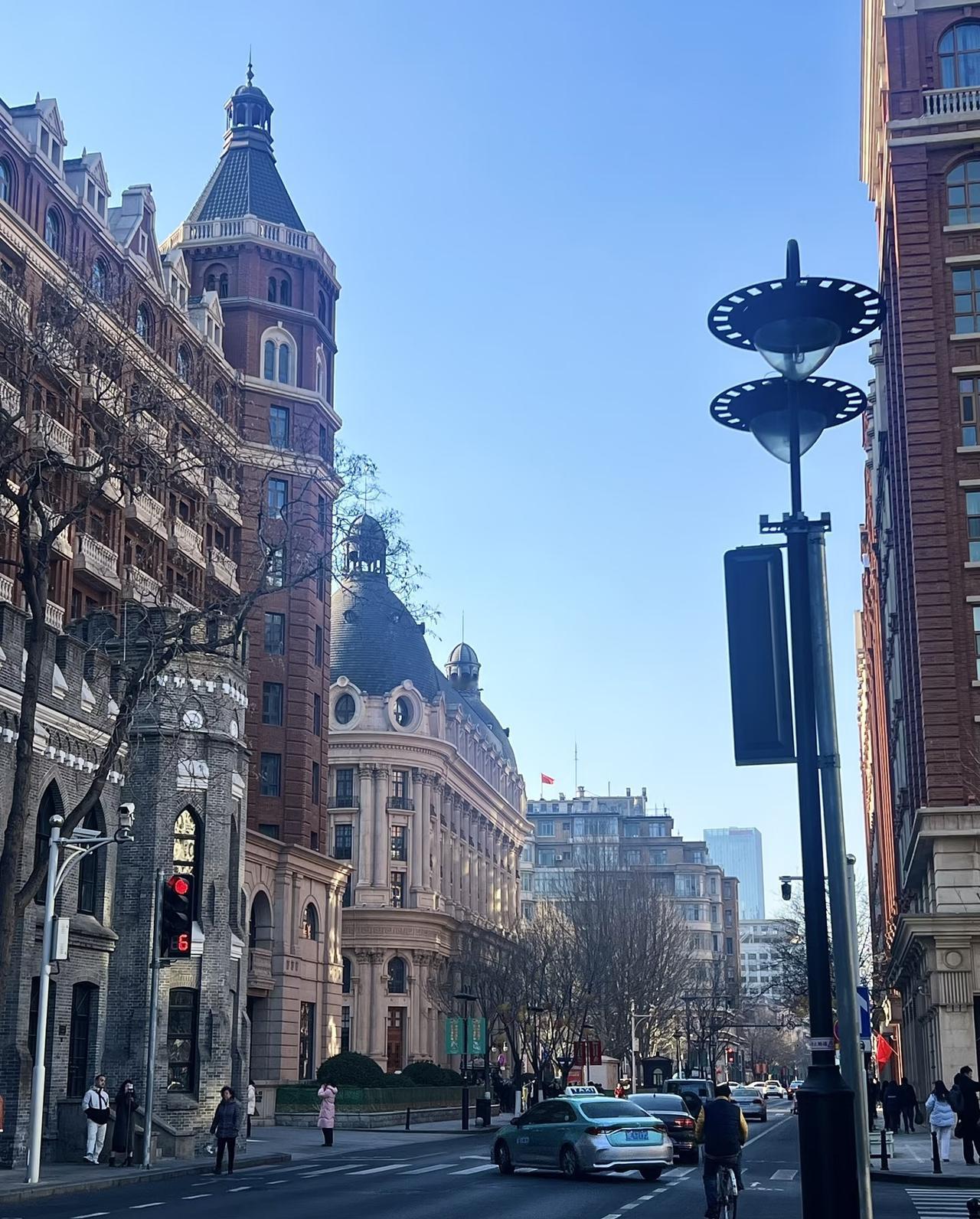 一个人，不可能什么好事都占尽。

我远房表叔，自己开了家装饰公司，很多年前，在我