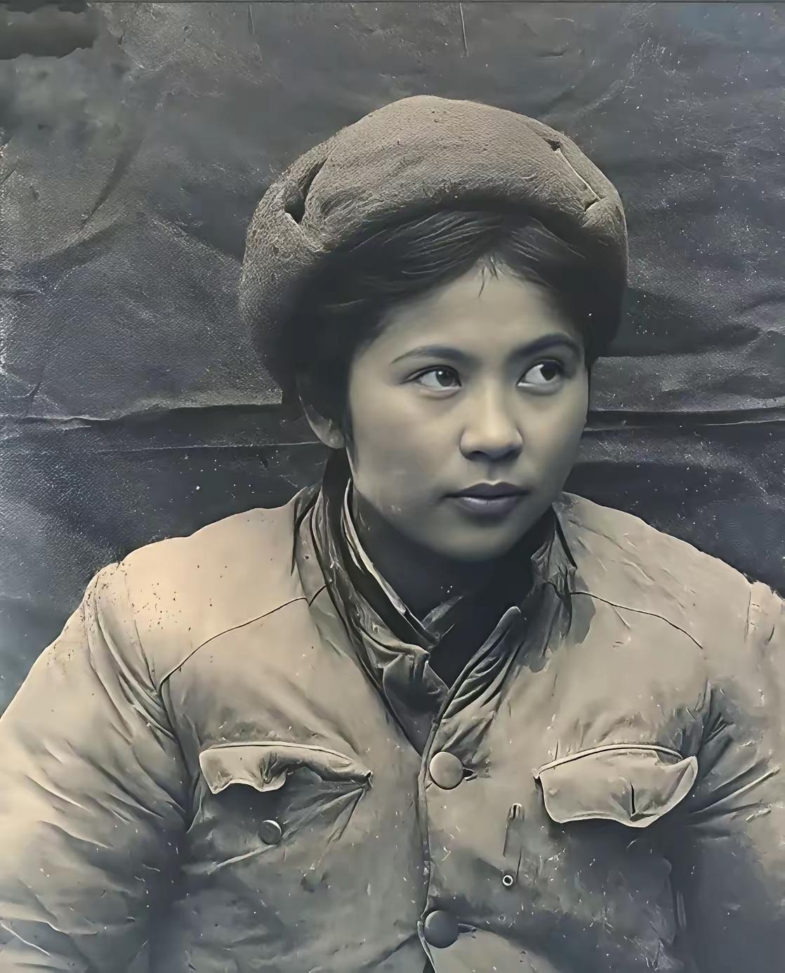 前些天我在整理书房角落的旧纸箱，翻到张泛黄照片。照片里是个穿军装的年轻姑娘，在朝