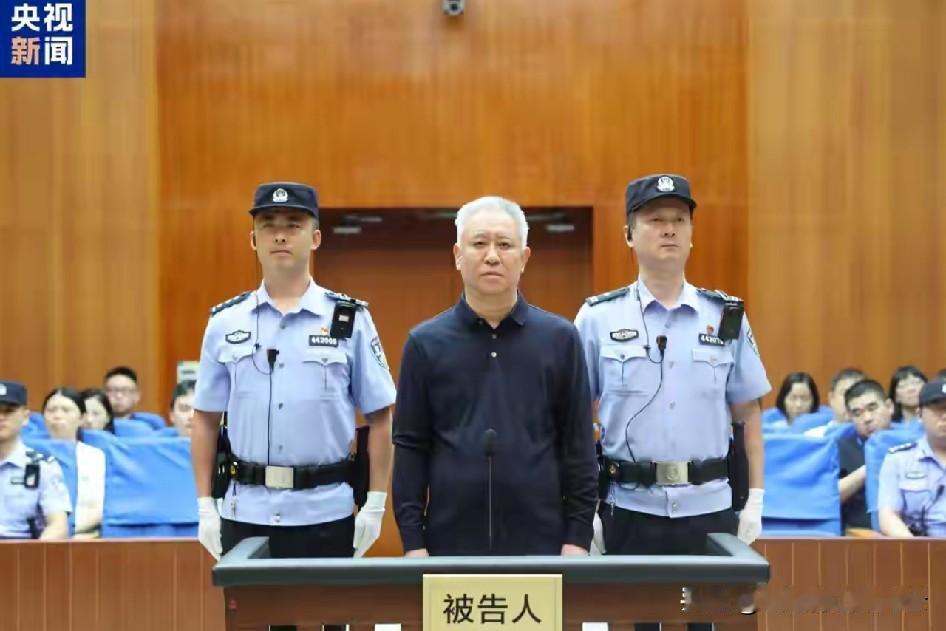 正义终于来了！
近日，在广东深圳，曾经轰动全国的恒大爆雷案终于尘埃落定了。68岁