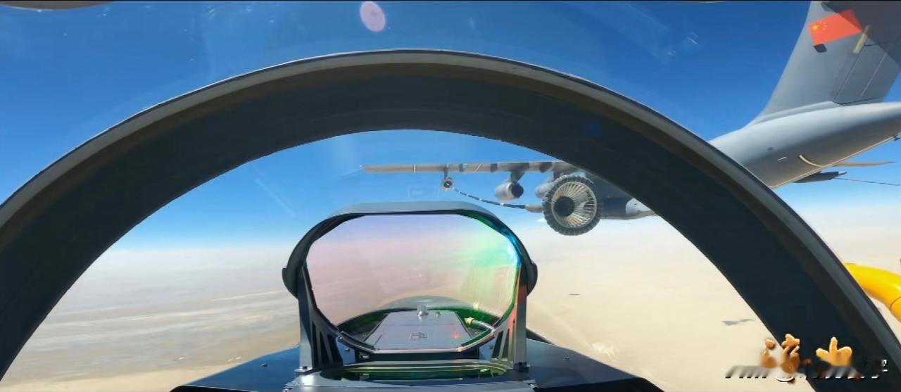 中国空军歼-20隐身战斗机在夜间与油运-20加油机，实施空中加油画面。画面中，歼