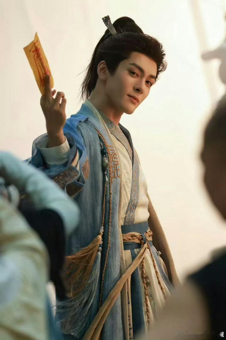 攻玉路透 古装妆造用心，束发利落服饰清雅，少年侠客感很足。 