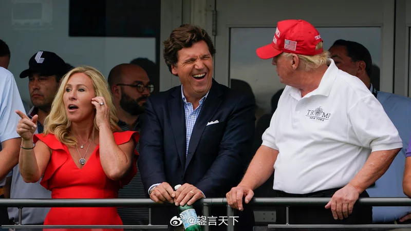 川普曾经的盟友MTG（左1）和Tucker Carlson（中）在 2026 年