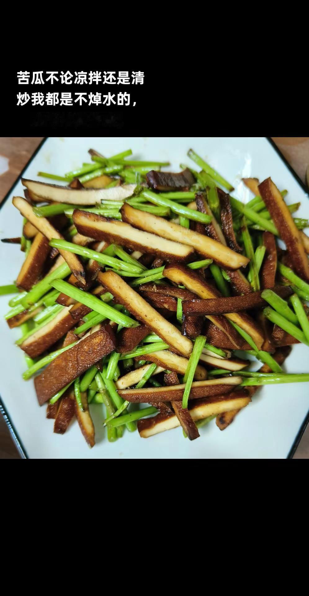 夜宵，自饮自乐。苦瓜不论凉拌还是清炒我都是不焯水的，吃的就是苦味。我的厨艺 美食