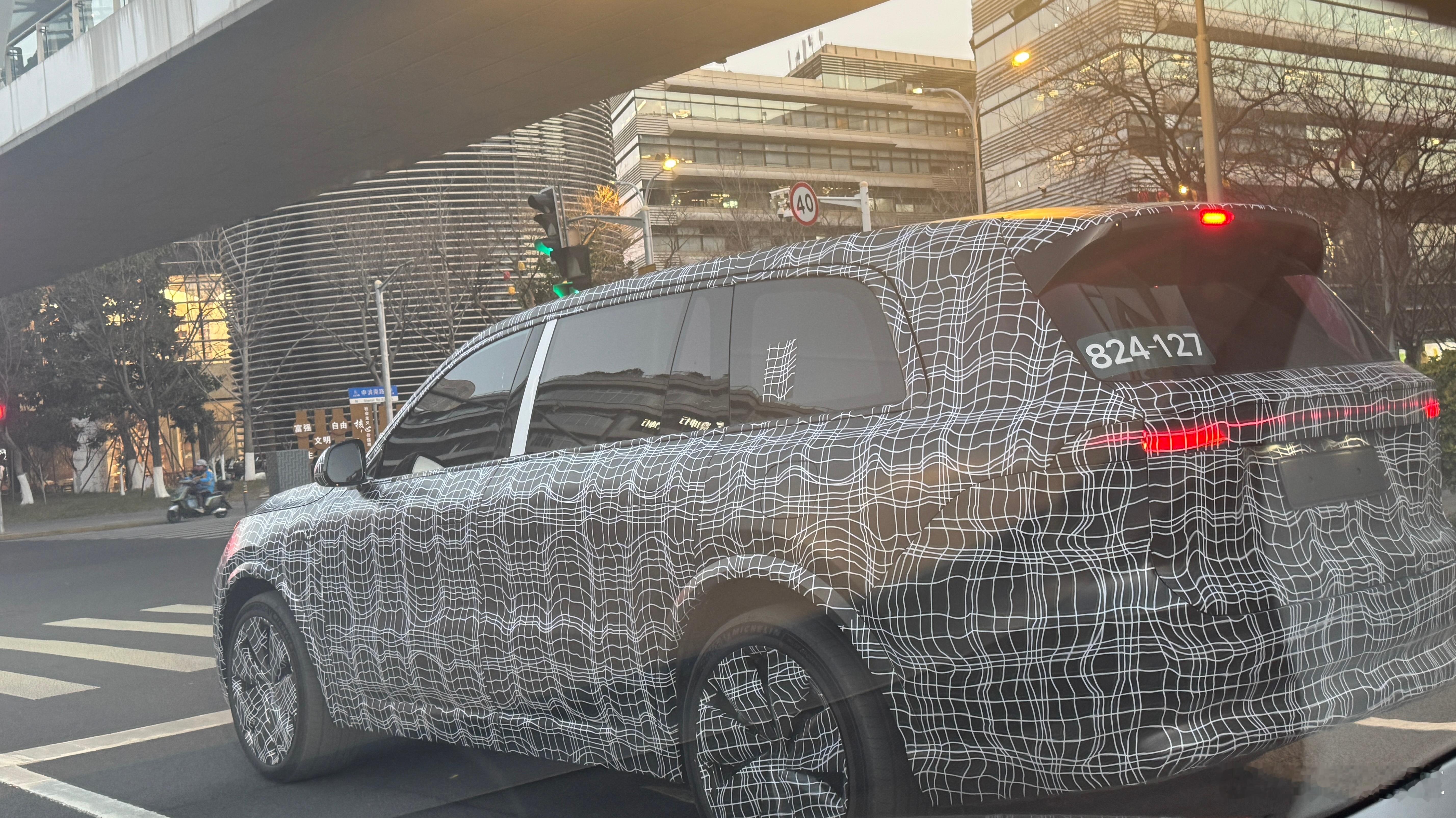 这是理想新L9吗 