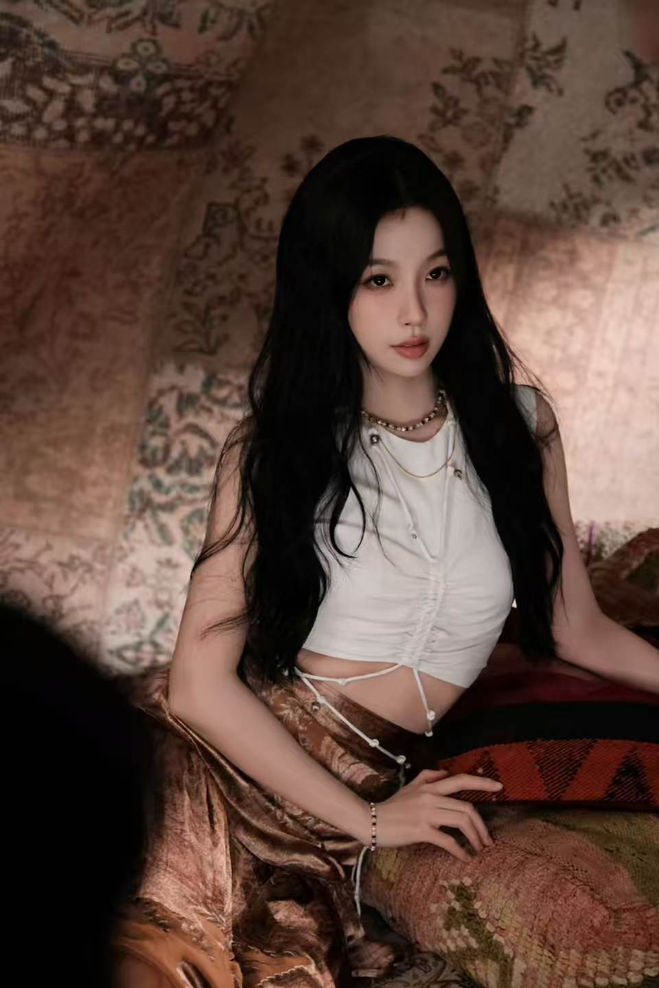 虞书欣波西米亚风织就自由旷野虞书欣鎏金裙摇曳复古浪漫 此女子都美成啥了！ 虞书欣