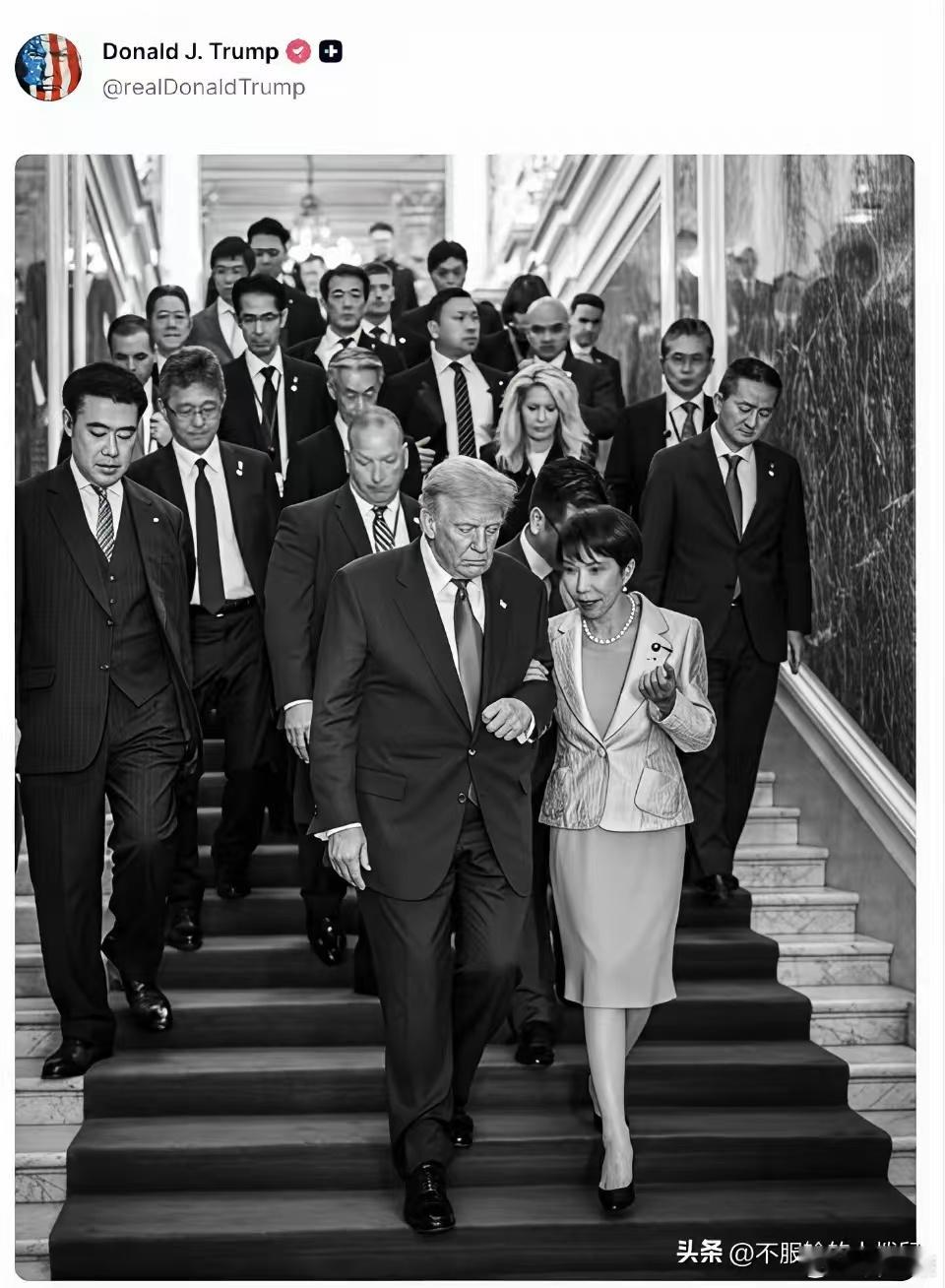 网友点评这幅画《手拉手，一起走下坡路》。 