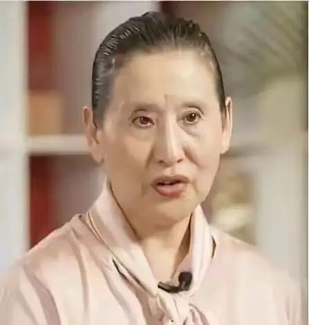 她年轻的时候很漂亮，如今人家已经老了许多，但是她还是那么安详，
你们认识她吗？