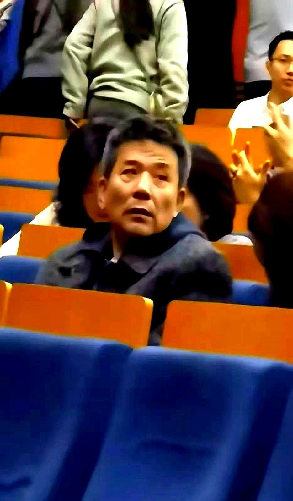 刘德华不修图，800万人点赞。
不是他脸皮厚，是大家看腻了假脸。
欧莱雅不PS了