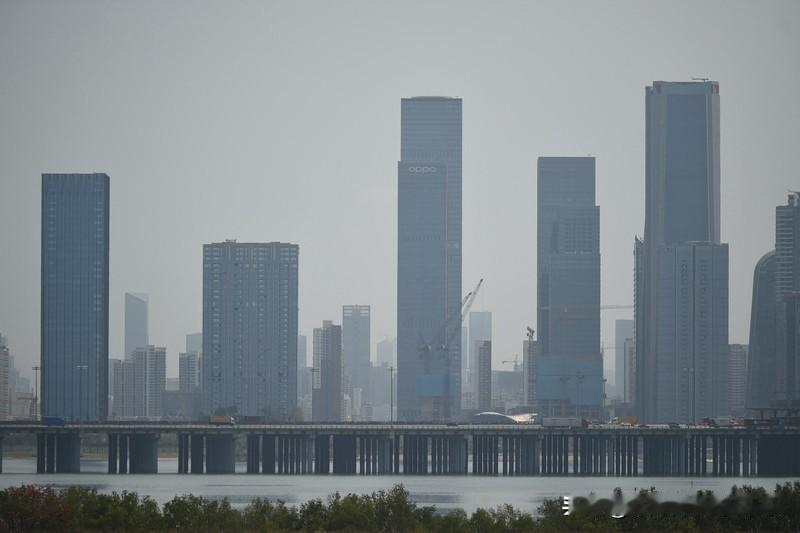 深圳前海湾落地了全国首个具身智能港，腾讯、华为、影石、拓斯达等头部科技企业扎堆。