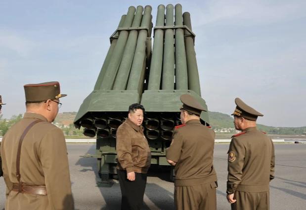 真厉害！朝鲜也掌握了远程精确制导火箭炮技术。

朝鲜公开展示了240毫米远程火箭